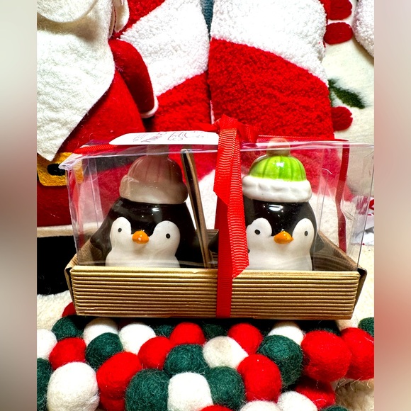 Penguin Christmas Salt & Pepper - Picture 1 of 3